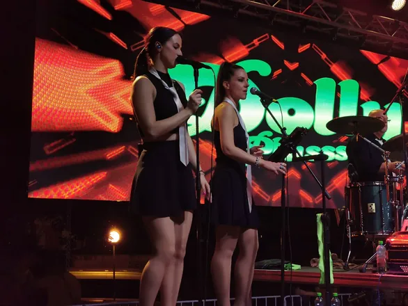 Vincze Fruzsina a Dolly Plussz formáció tagjaként