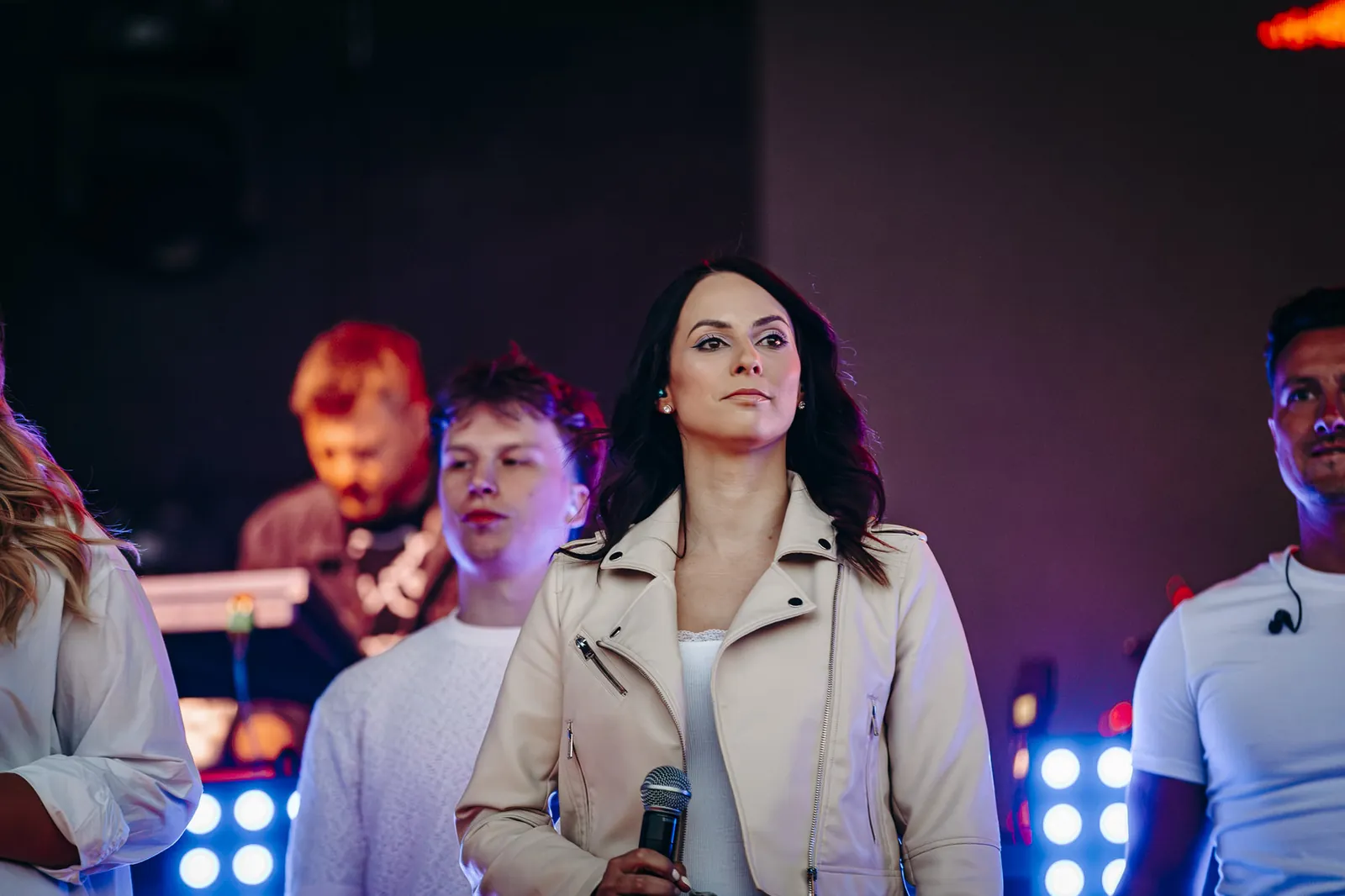 Vincze Fruzsina a Halott Pénz gospel kórusának tagjaként koncerten